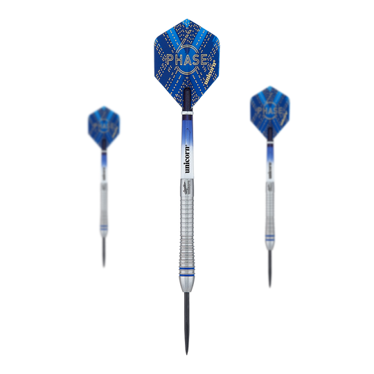 Mistrz świata Unicorn Phase 6 Gary Anderson Steeldarts Das Bild zeigt drei Steeldarts des Modells „Unicorn Phase 6 World Champion Gary Anderson“. Die Darts haben blaue Flights mit dem Schriftzug „Phase 6“ und silberne, gerillte Barrels.