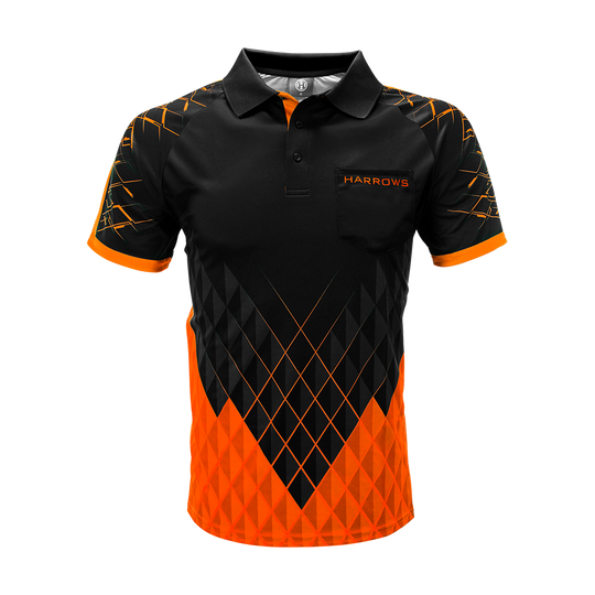 HRS-26234_Harrows_Paragon_Dartshirt_Orange_1 Das Bild zeigt ein Harrows Paragon Dartshirt in Orange und Schwarz mit geometrischem Muster. Auf der Brust befindet sich ein kleines Brustfach mit dem Schriftzug „HARROWS“.