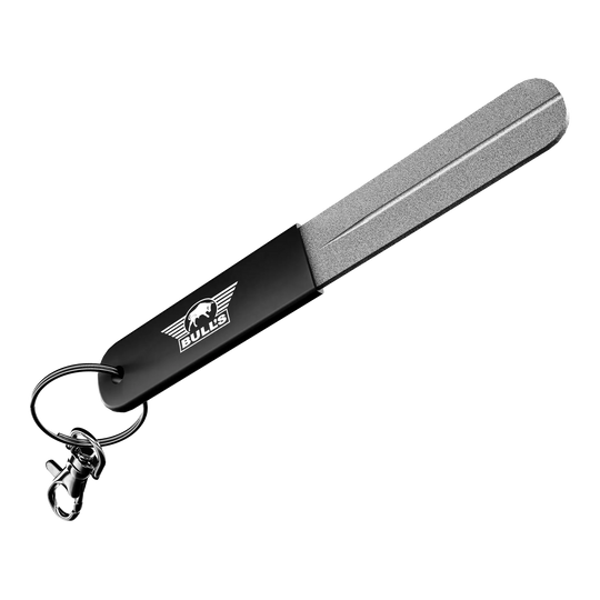 Abgebildet ist der Bulls NL Hand Sharpener Schleifstein, ein Werkzeug zum Schärfen von Dartspitzen. Man sieht den Schleifstein aus einer anderen Perspektive.