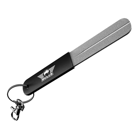 Kamień do ostrzenia ręcznego Bulls NL Abgebildet ist der Bulls NL Hand Sharpener Schleifstein, ein Werkzeug zum Schärfen von Dartspitzen. Man sieht den Schleifstein aus einer anderen Perspektive.
