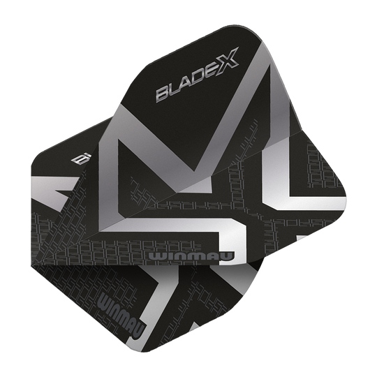 Das Bild zeigt die Winmau Prism Delta Blade X Metallic Silver No2 Standard Flights. Diese Flights haben ein auffälliges, silbernes Design.