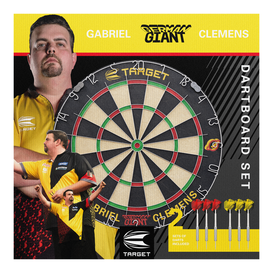 Zestaw tarcz do darta ze stali Target Gabriel Clemens Das Bild zeigt das "Target Gabriel Clemens Steeldartboard Set" mit einem großen Dartboard in der Mitte. Rechts unten sind zwei Sets von Darts abgebildet, und im Hintergrund sieht man Bilder von Gabriel Clemens.