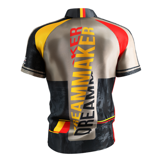 Koszulka do darta Target Coolplay Dimitri Van Den Bergh 2025 Dies ist das Target Coolplay Dimitri Van Den Bergh 2025 Dartshirt. Auf der Rückseite steht in großen Buchstaben "DREAMMAKER" und das Shirt hat auffällige Farben in Gelb, Rot und Schwarz.