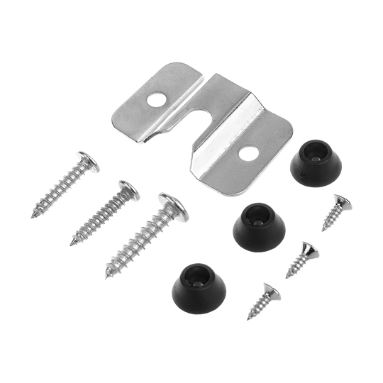 MCD19_QD8200630_McDart_Steeldartboard_Wandhalterung_1 Das Bild zeigt das XQMax Steeldartboard Wandhalterungs-Set. Es besteht aus einer Metallhalterung, Schrauben und schwarzen Gummipuffern.