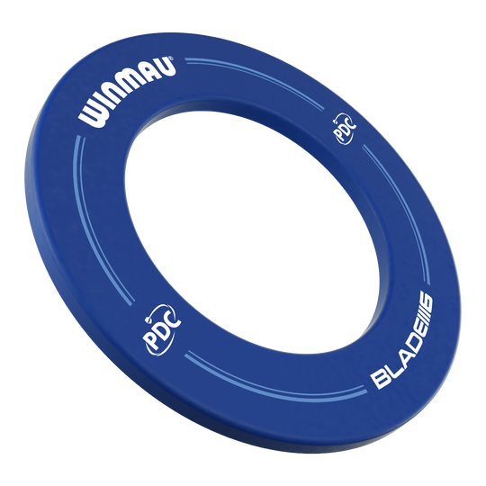 Obudowa tarczy do darta Winmau PDC – niebieska Auf dem Bild ist ein blauer Dartboard-Surround der Marke Winmau zu sehen. Die Aufschrift enthält die Logos von Winmau, PDC und Blade 6.