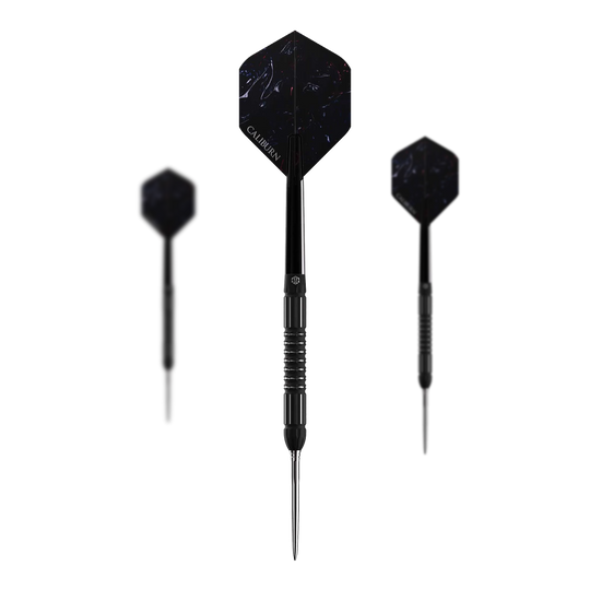 Stalowe lotki Caliburn Sword S2 Das Bild zeigt drei schwarze Steeldarts des Produkts „Caliburn Sword S2 Steeldarts“. In der Mitte ist ein Dartpfeil von vorne zu sehen, links und rechts sind sie von der Seite dargestellt.