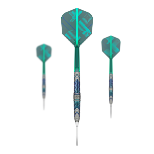 Das Bild zeigt drei Steeldarts der Marke Target Japan Kaze Series Ceros 02 mit einem Gewicht von 23g. Die Darts haben grüne Flights und silber-blaue Griffe mit auffälligem Muster.