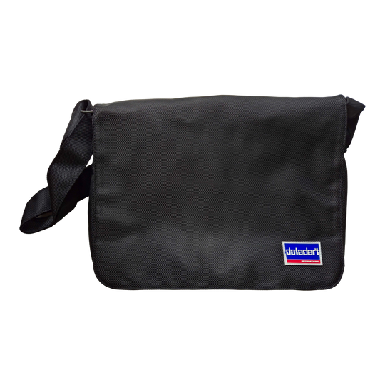 Torba na rzutki DataDart Team – czarna Diese Abbildung zeigt die DataDart Team Darttasche in Schwarz. Die Tasche hat einen Schultergurt und ein kleines DataDart-Logo auf der Vorderseite.