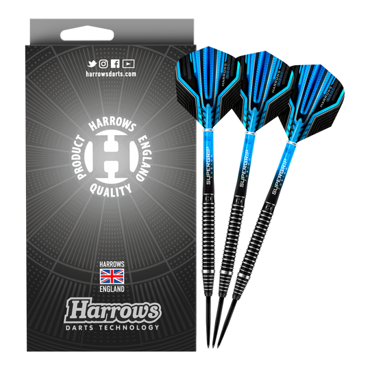Auf dem Bild sind drei Harrows Siege Steeldarts mit blauen und schwarzen Flights zu sehen. Daneben steht die Verpackung mit dem Harrows-Logo und dem Hinweis "Harrows England Quality Product".