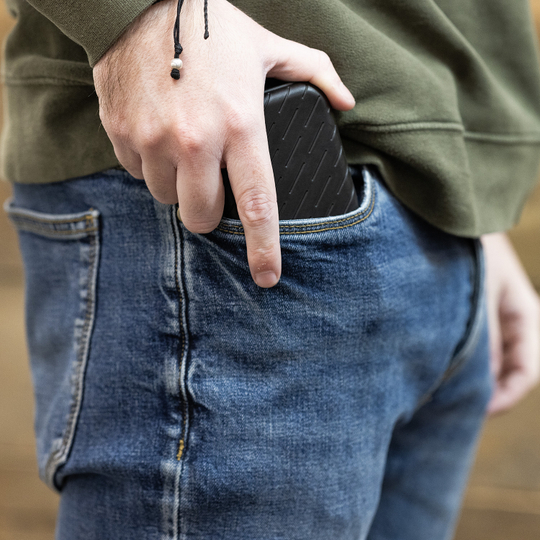Etui na lotki Harrows Slimcase Eine Darttasche aus dunklem Material wird liegend präsentiert. Die feine Oberflächenstruktur ist gut erkennbar.