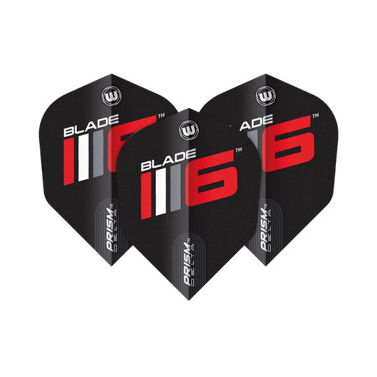 Winmau Prism Delta Blade 6 No6 Flights Das Bild zeigt drei schwarze Dart-Flights mit der Aufschrift „BLADE 6“ in Rot und Weiß. Unten auf den Flights steht „PRISM DELTA“.