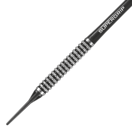 HA06816-Harrows-Nemesis-85-Softdarts-2 Das Bild zeigt einen Softdartpfeil mit einem silbernen Griffmuster und schwarzer Spitze. Auf dem Schaft steht das Wort "SUPERGRIP".