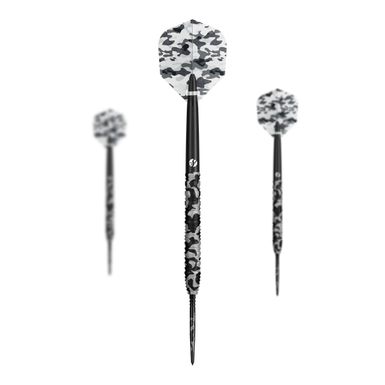 Abgebildet ist ein Set Shot Camo Polar TurboPoint Steeldarts. Die Darts sind aufgereiht und dekorativ gestaltet.