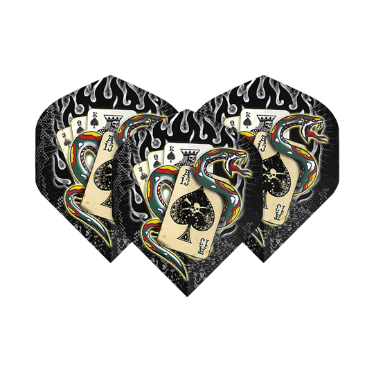 Alchemiczny Wąż Pik nr 2 Standardowe Loty Das Bild zeigt drei Dartflights mit einem auffälligen Design. Auf den Flights sind Spielkarten, eine bunte Schlange und Flammen abgebildet.