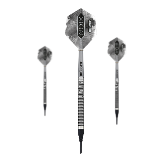 Unicorn Noir Gary Anderson Phase 5 Miękkie lotki Das Bild zeigt drei Softdarts der Marke „Unicorn Noir Gary Anderson Phase 5“. Die Darts haben ein elegantes, silber-schwarzes Design mit dem Schriftzug „NOIR“ auf den Flights.