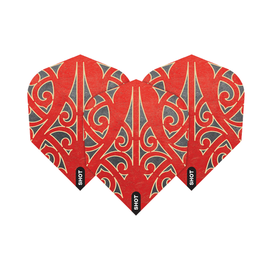 Shot Warrior Taiaha No6 Flights Das Bild zeigt drei Dartflights mit einem roten und schwarzen, kunstvollen Muster. Auf jedem Flight steht unten das Wort "SHOT".