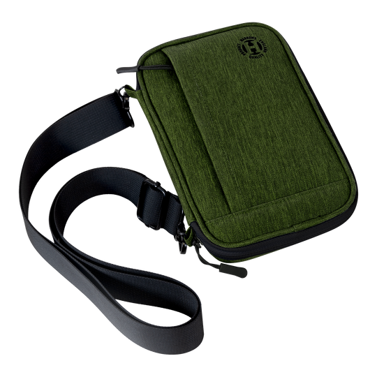 Auf dem Bild ist eine grüne Tragetasche mit einem schwarzen Schultergurt zu sehen. Die Tasche hat eine Klappe und wirkt robust und modern.