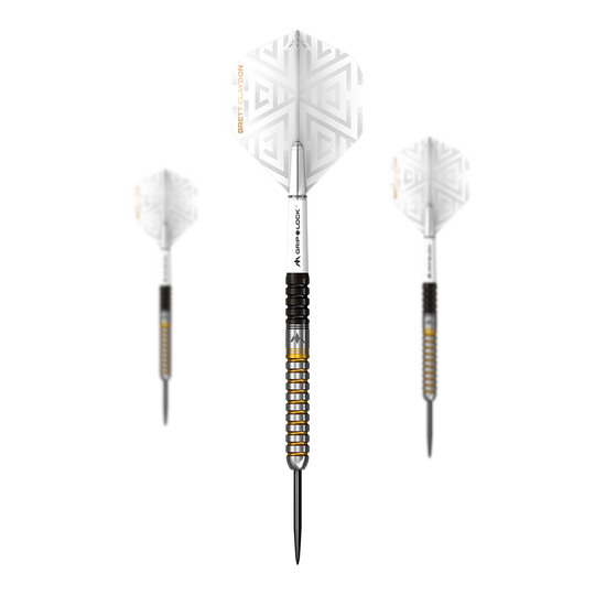 Das Bild zeigt drei Steeldarts des Modells "Mission Brett Claydon Black Gold" mit einem Gewicht von 22g. Die Darts haben weiße Flights mit Muster und eine silber-schwarze Barrel mit goldenen Akzenten.