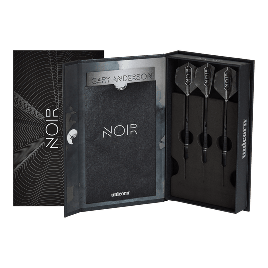 Mistrz Świata Jednorożców Gary Anderson Noir Phase 6 Soft Darts Das Bild zeigt eine elegante schwarze Verpackung mit der Aufschrift "NOIR", in der drei Softdarts ordentlich eingelegt sind. Es handelt sich um das Produkt "Unicorn World Champion Gary Anderson Noir Phase 6 Softdarts".