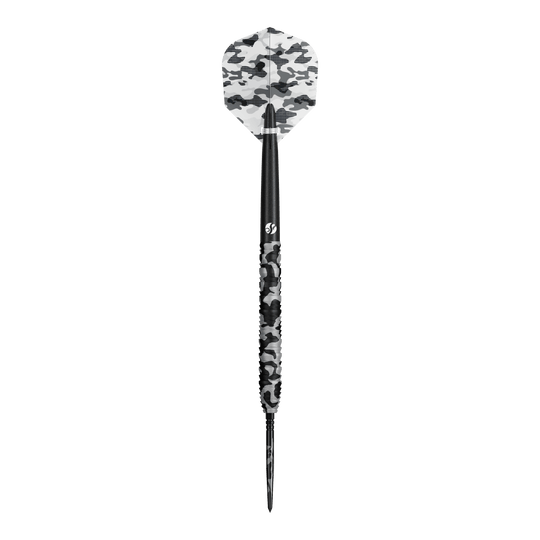 Shot Camo Polar Turbo Point Steeldarts Ein Satz Steeldarts mit besonderem Muster ist zu erkennen. Die Darts sind aufgereiht dargestellt.