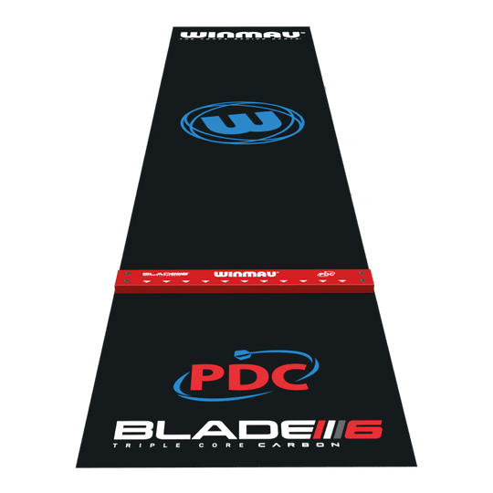 Das Bild zeigt die Winmau Pro-Zone Precision Blade 6 Dartmatte mit Oche. Die Matte ist schwarz mit farbigen Logos und einem roten Abwurfbalken versehen.