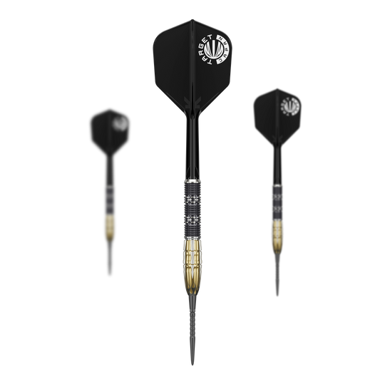 Das Bild zeigt drei Steeldarts des Modells "Target Japan Pyro GEN11 Swiss Point - 22g". Die Darts haben schwarze Flights und einen schwarz-goldenen Barrel.