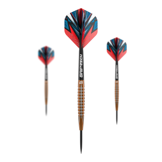 Lotki GOAT Quarterback V1 ze stali wolframowej Das Bild zeigt drei GOAT Quarterback V1 Tungsten Steeldarts. Die Pfeile haben bunte Flights in Rot, Blau und Schwarz sowie einen bronzefarbenen, gerillten Schaft.