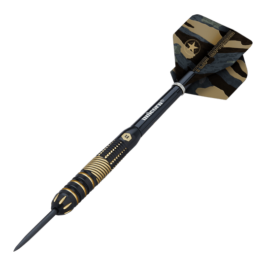 Das Bild zeigt einen Dartpfeil des Modells „Unicorn Top Brass V2 Steeldarts - 19g“. Der Pfeil ist schwarz-gold gestaltet und hat eine camouflagemusterte Flügelspitze mit der Aufschrift „TOP BRASS“.