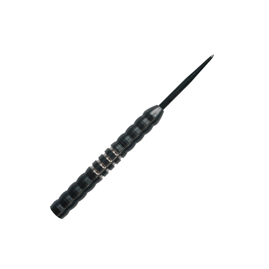 Stalowe beczki do rzutek McDart Midnight V1 Das Bild zeigt einen McDart Midnight V1 Steeldart Barrel. Der Barrel ist schwarz mit silbernen Ringen und hat eine strukturierte Oberfläche für besseren Halt.