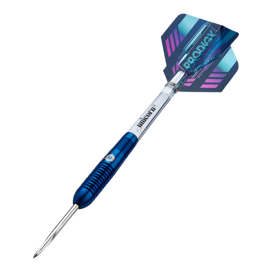 Unicorn Prodigy 02 Torpedo stalowe lotki Das Bild zeigt einen Unicorn Prodigy 02 Torpedo Steeldart. Der Dartpfeil hat ein blaues und silbernes Design mit einer farbigen Flights-Feder am Ende.