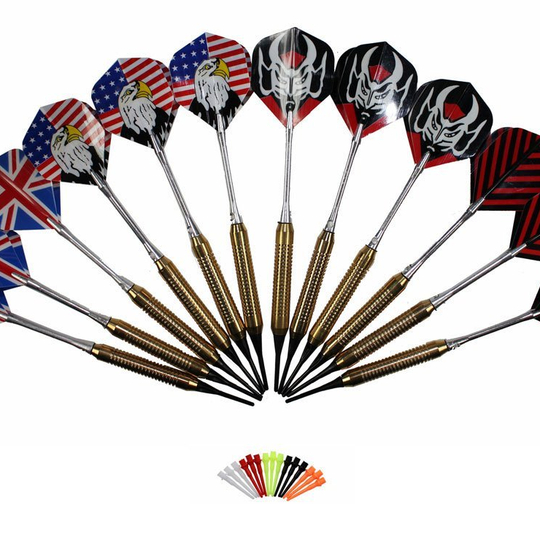 12soft521b226da6eda Das Bild zeigt 12 Softdarts mit verschiedenen Flights im Fächer angeordnet. Darunter liegen 100 bunte Softtip Spitzen als Ersatz.