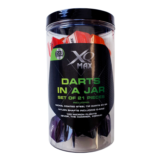 Das Bild zeigt ein durchsichtiges Glas mit der Aufschrift "XQMax Darts in a Jar", das 21 Darts enthält. Die Verpackung informiert, dass es sich um ein Set mit 21 Teilen handelt, darunter Stahlspitzendarts, Nylon-Schäfte und Flights.