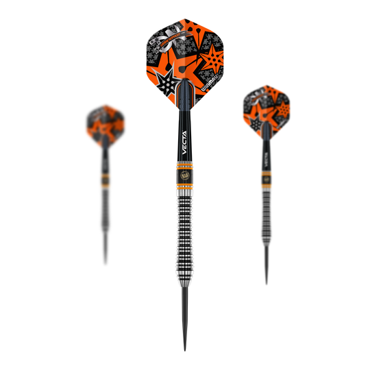 Winmau Danny Noppert Signature Edition 2 stalowe strzałki Das Bild zeigt drei Winmau Danny Noppert Signature Edition 2 Steeldarts. Die Darts haben auffällige Flights in Orange und Schwarz mit Sternmustern.