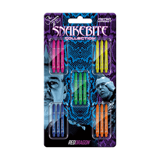 X0803_Red_Dragon_Peter_Wright_Snakebite_Shaft_Card_Medium_1 Das Bild zeigt die Verpackung des Produkts "Red Dragon Peter Wright Snakebite Shaft Card Medium" mit verschiedenfarbigen Dart-Schäften. Auf der Verpackung sind auch Bilder von Peter Wright und ein farbenfrohes Schlangenhautmuster zu sehen.