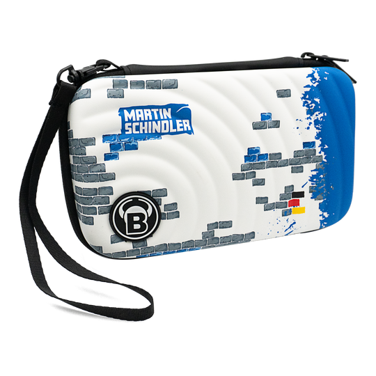 Etui na lotki Bulls Orbis XL Martin Schindler Dies ist das Bulls Orbis XL Martin Schindler Dartcase. Es ist weiß mit blauen und grauen Ziegelmotiven und trägt den Namen "Martin Schindler" sowie ein schwarzes Bulls-Logo.