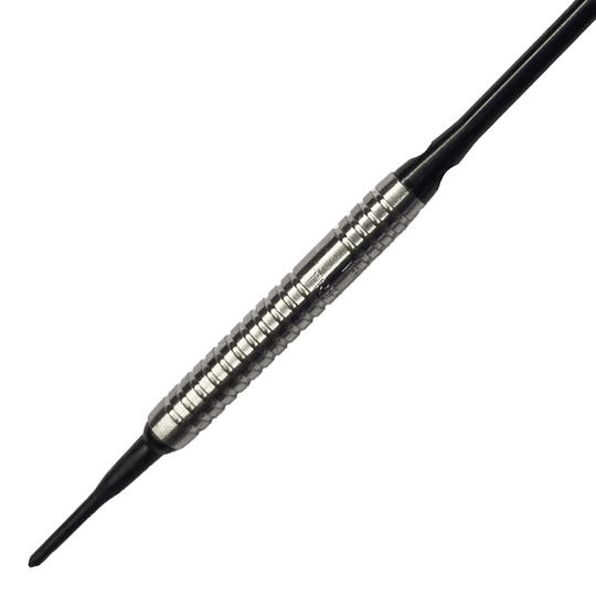 Lotki McDart 85 Tungsten V5 Soft Darts - 16g Das Bild zeigt einen McDart 85er Tungsten V5 Softdart mit einem Gewicht von 16g. Der Dartpfeil hat einen silbernen, geriffelten Barrel und schwarze Spitzen.