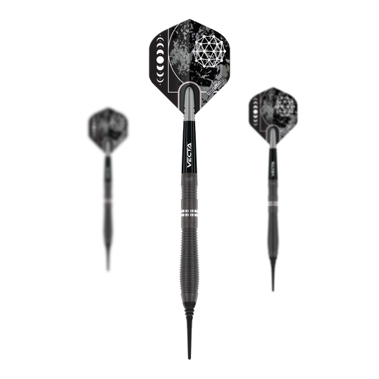 Das Bild zeigt drei Softdarts des Modells "Winmau Callisto 02" mit einem Gewicht von 20g. Die Darts sind schwarz mit silbernen Details und haben auffällige Flights mit geometrischem Muster.