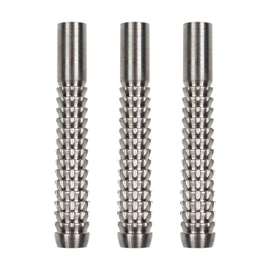 MC51-McDart-Sawblade-Barrel-1 Das Bild zeigt drei McDart Sawblade Barrels aus Metall. Sie haben eine strukturierte, gezackte Oberfläche für besseren Halt.