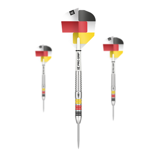 Cel Gabriel Clemens 80% stalowe rzutki Das Bild zeigt drei Steeldarts der Marke "Target Gabriel Clemens 80%". Die Flights sind mit den Farben der deutschen Flagge gestaltet und die Barrels haben farbige Ringe.
