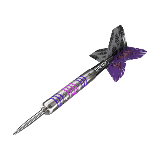 Dies ist ein Target Eleanor Cairns GEN1 Swiss Point Steeldart mit 24g Gewicht. Der Dartpfeil hat ein silbernes Barrel mit lila und pinken Akzenten sowie schwarze und lila Flights.