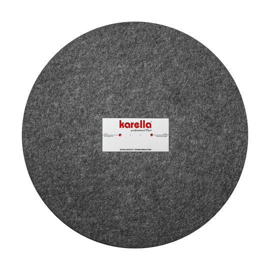 811501_Karella_Schallschutz_f-r_Steeldartboards_3 Das Bild zeigt den Schallschutz "Karella" für Steeldartboards mit integriertem Surround Auffangring. Es handelt sich um eine große, runde, graue Matte mit einem weißen Karella-Logo in der Mitte.
