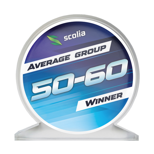 Acrylglaspokal mit der Aufschrift 'Average 50-60' ist zu sehen. Das Design zeigt eine klare, rechteckige Trophäe.