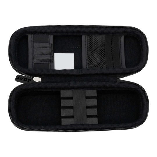 Das Bild zeigt ein geöffnetes, schwarzes Dart-Etui mit verschiedenen Fächern und Halterungen. Das Produkt heißt "GOAT Locker S Dartwallet" und dient zur sicheren Aufbewahrung von Dartzubehör.