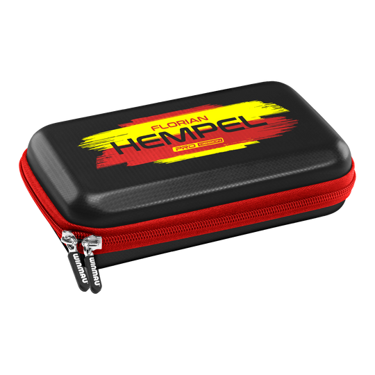 Das Bild zeigt das Winmau Florian Hempel Tour Edition Dartcase. Das Etui ist schwarz mit einem roten Reißverschluss und einem gelb-roten Aufdruck.