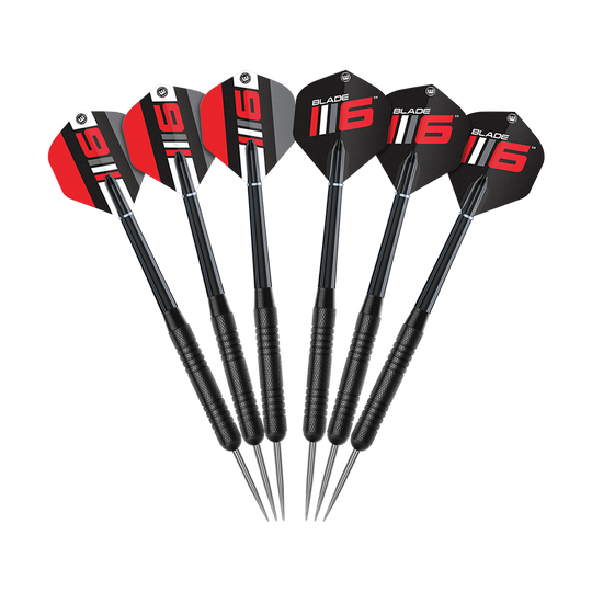 B6DSET_Winmau_Blade_6_Dartboard_Set_3 Das Bild zeigt zwei Sets Winmau Steeldarts mit jeweils drei Darts. Die Flights sind in Rot, Schwarz und Weiß mit der Aufschrift "Blade 6" gestaltet.