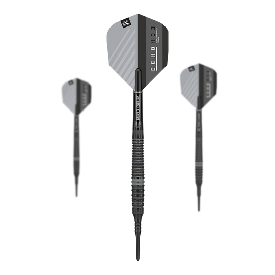 Target Echo 14 miękkich rzutek Das Bild zeigt drei Softdarts des Modells "Target Echo 14", die nebeneinander angeordnet sind. Die Darts haben schwarze, geriffelte Griffe und silbergraue Flights mit schwarzem Akzent.