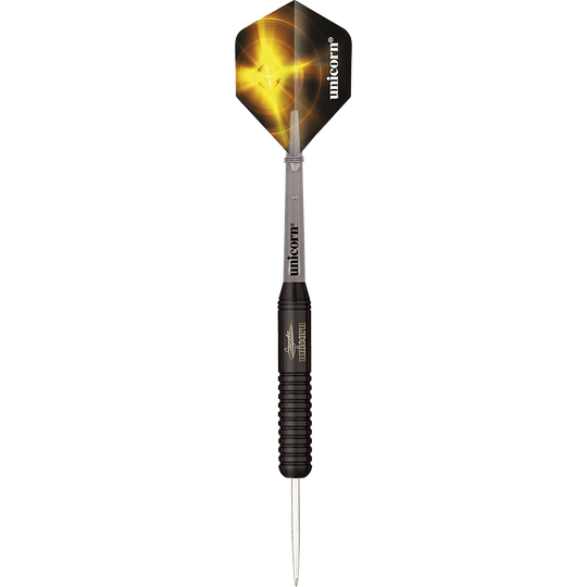 27664_Unicorn_Black_Brass_Gary_Anderson_V2_Steeldarts_19yiuXedTf8Gt2 Das Bild zeigt einen Unicorn Black Brass Gary Anderson V2 Steeldart. Der Dart hat einen schwarzen Schaft mit goldener Aufschrift und eine schwarz-gelbe Flight.