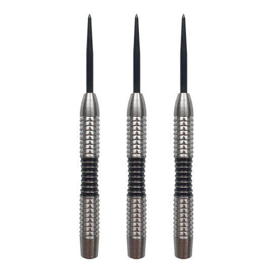 Das Bild zeigt drei silberne Steeldart-Barrels mit schwarzen Streifen in der Mitte. Sie sind von der Marke McDart und stehen nebeneinander aufrecht.