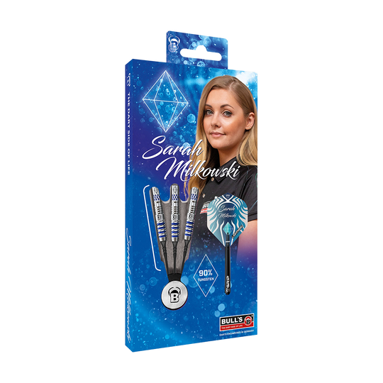 19740_Bulls_Sarah_Milkowski_Softdarts_3 Auf dem Bild ist eine Packung "Bulls Sarah Milkowski Softdarts - 20g" zu sehen. Die Verpackung zeigt drei Softdarts und ein Porträt von Sarah Milkowski vor einem blauen Hintergrund.