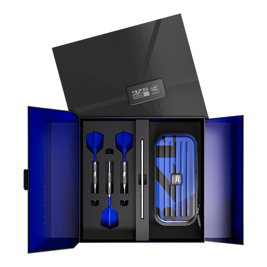 Lotki stalowe Target 975 Ultra Marine 02 Swiss Point Das Bild zeigt ein elegantes Dart-Set mit drei blauen Steeldarts, sorgfältig in einer Geschenkbox angeordnet. Rechts befindet sich ein passendes Etui im gleichen blauen Design.